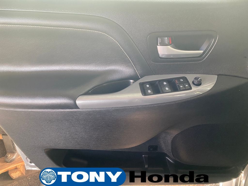 2017 Toyota Sienna SE 8 Passenger