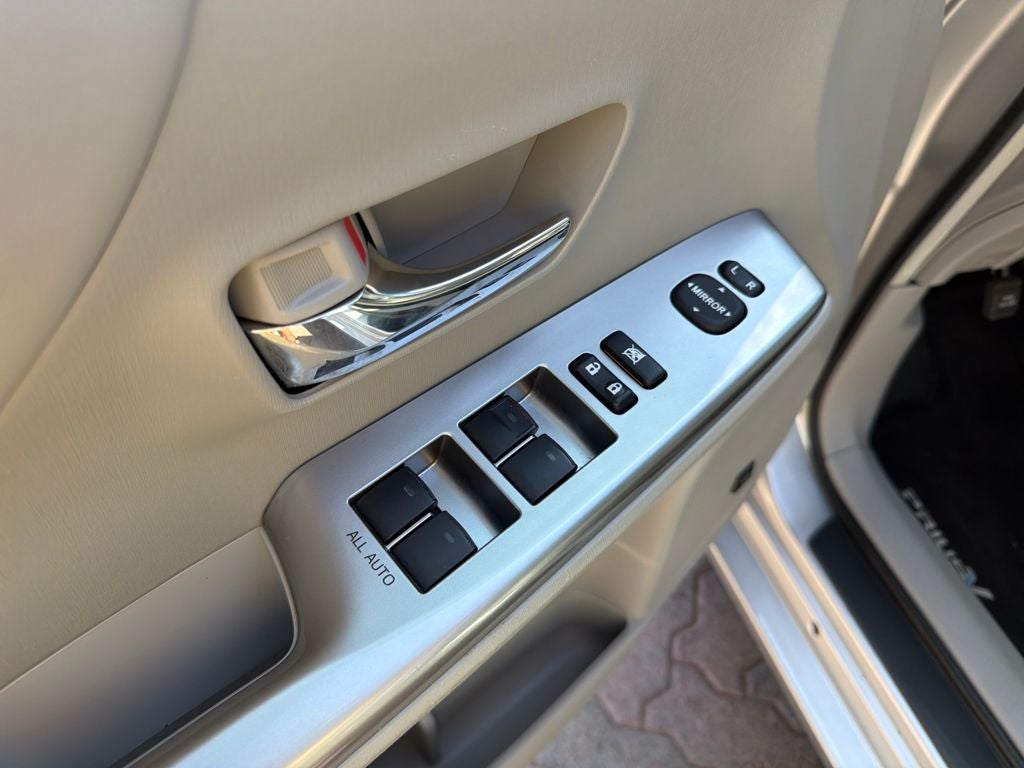 2017 Toyota Prius v Five