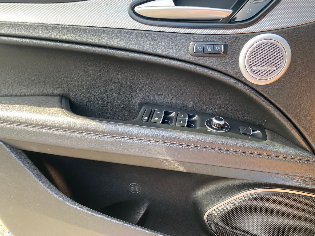 2022 Alfa Romeo Stelvio Base